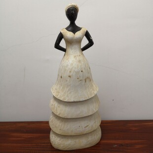 样品车间 非常破旧不是木头 可能是树脂 厨娘摆件 瑕疵品处理