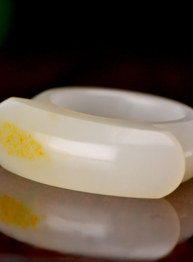 天然新疆和田玉黄皮白玉马鞍戒 9克