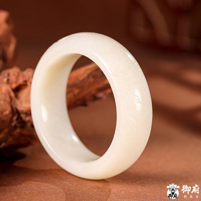 【御府】新疆和田玉黄皮白玉籽玉花卉纹手镯内径57mm122.8克天然