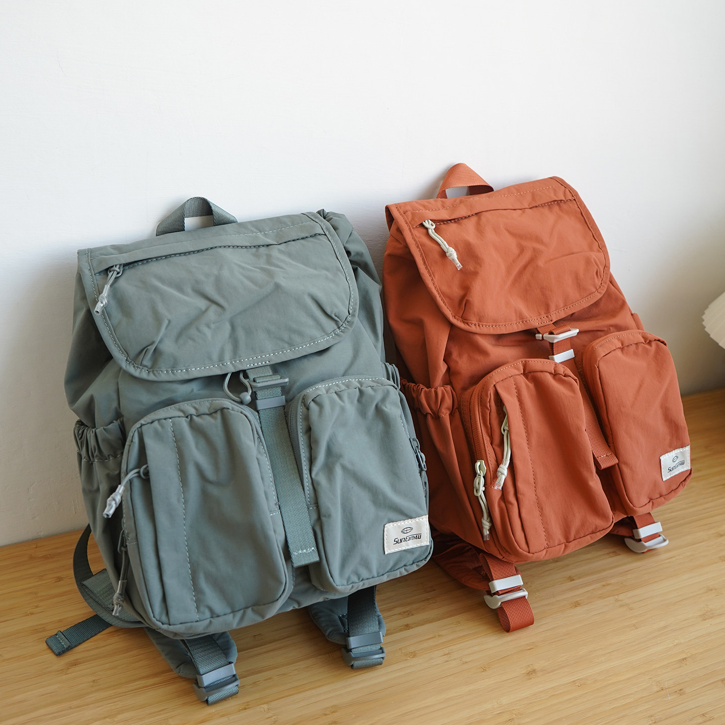 正品轻便双肩包简约春休闲户外背包百搭防水尼龙旅行登山包电脑包
