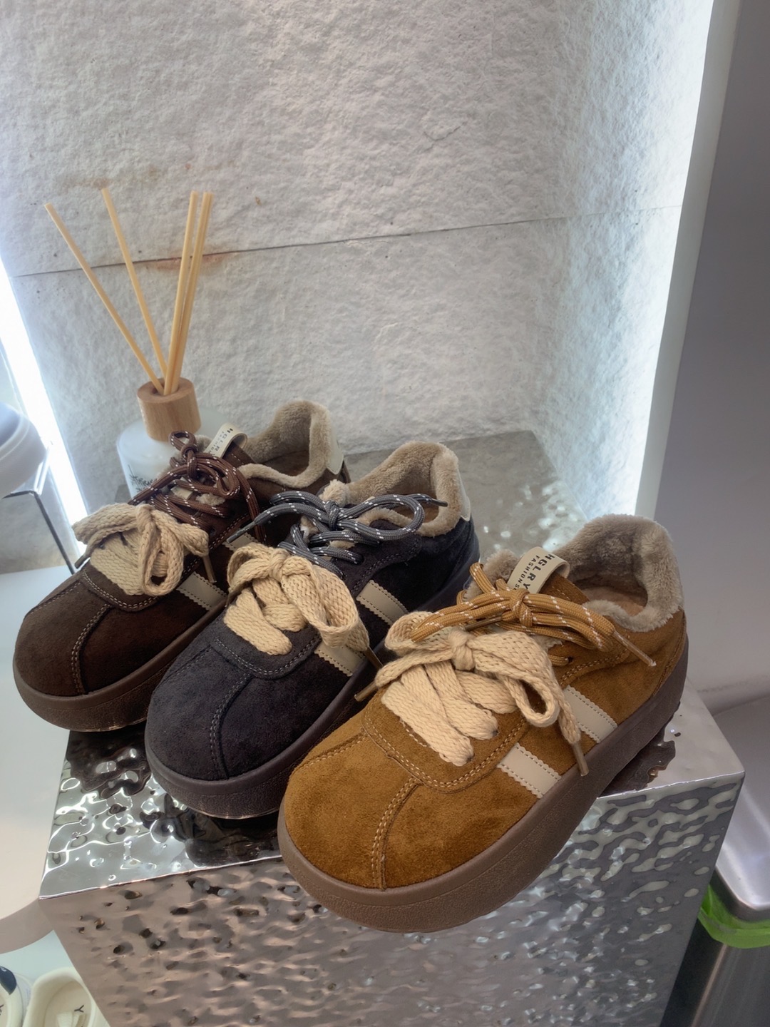 双色鞋带~复古真皮加绒板鞋女2025冬款丑萌轻便运动鞋潮酷摇摇鞋