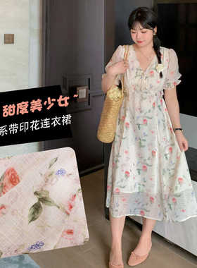 微胖甜美减龄连衣裙2025夏新款220斤胖mmV领系带印花遮肚显瘦长裙