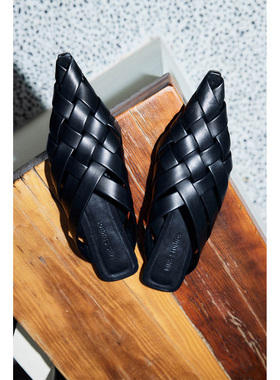 MRS Studios 搭配B入 進口小羊皮时髦尖头手工编织拖鞋凉拖黑色