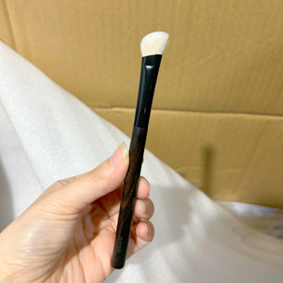 和一般的镰刀鼻影刷不一样，墩实型斜角鼻影（羊毛）BY05