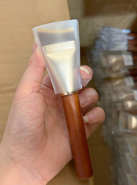 月牙粉底刷，纤维毛（就5块钱，憋对它要求太高哦，哈哈哈哈哈）
