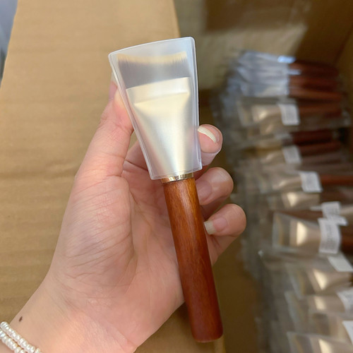 月牙粉底刷，纤维毛（就5块钱，憋对它要求太高哦，哈哈哈哈哈）