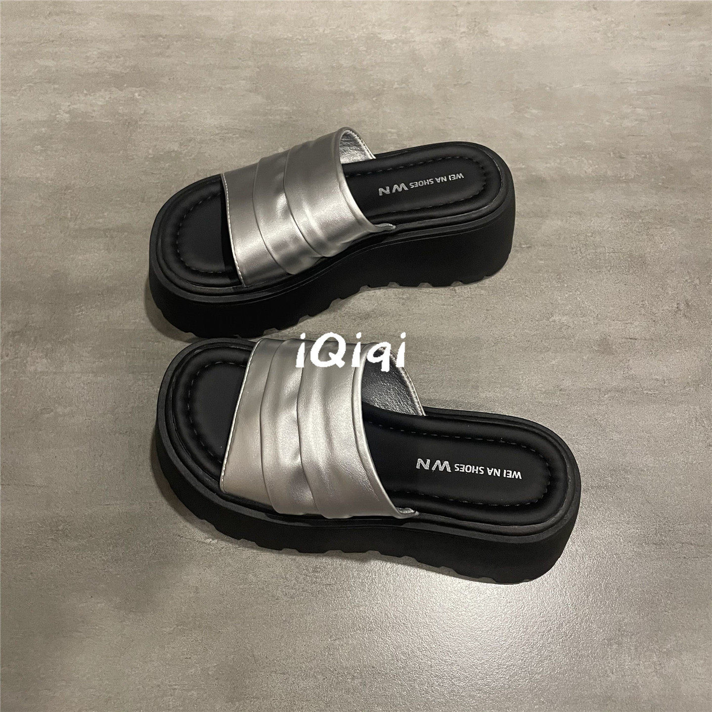 七七主人家 小个子增高外穿时尚拖鞋女松糕厚底休闲一字拖巨好看