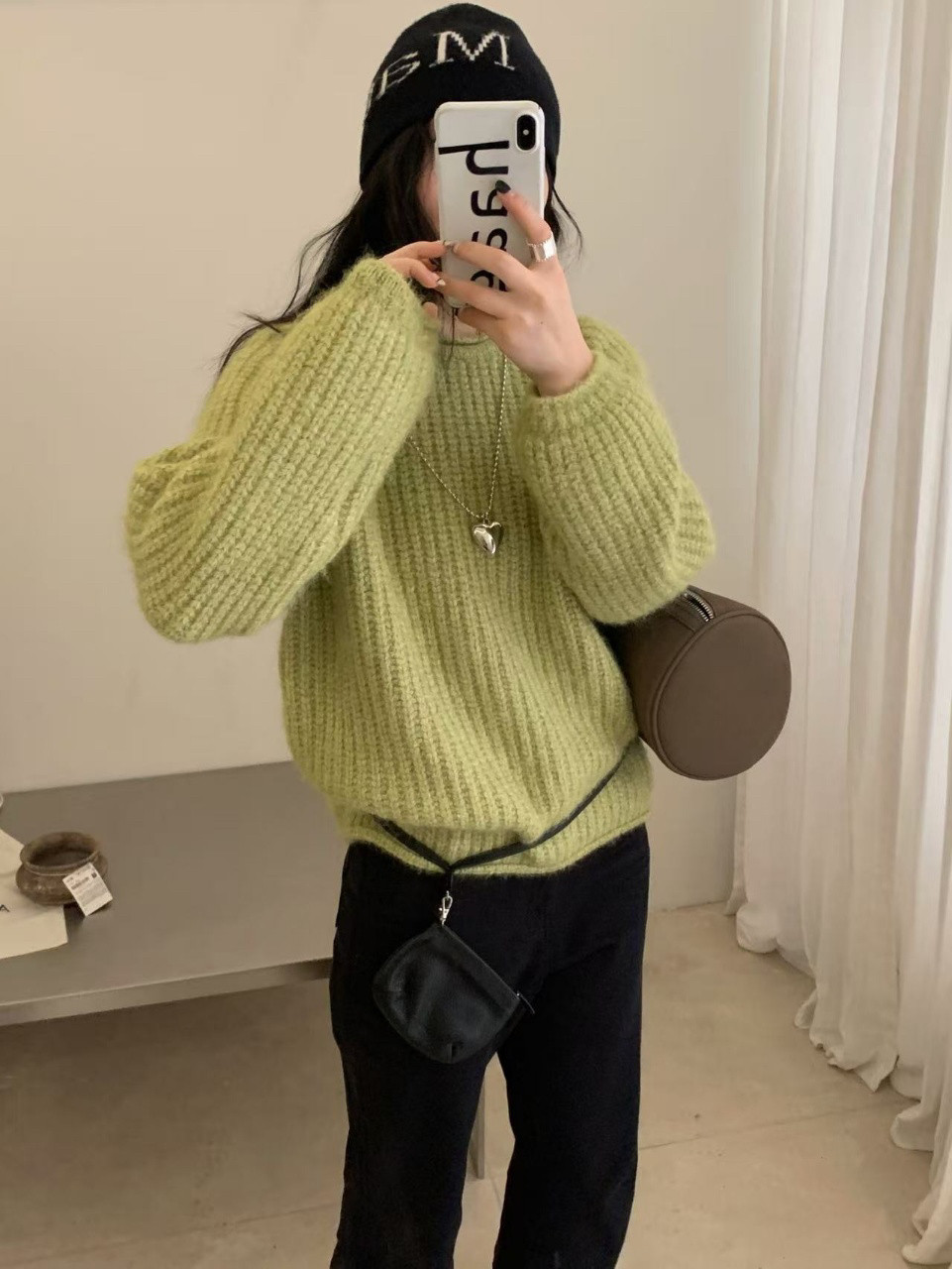 韩系温柔卷边圆领纯色毛衣女