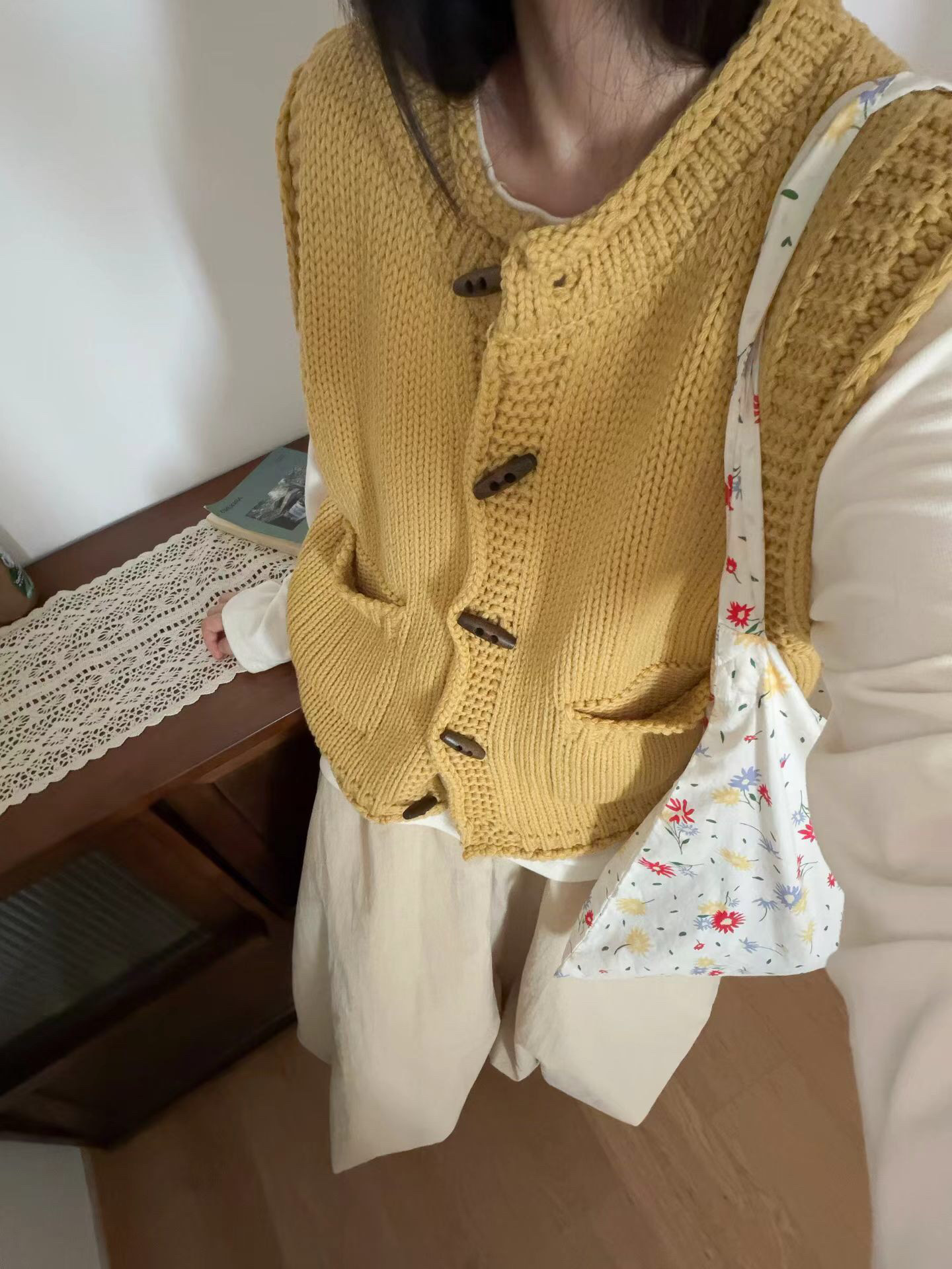 韩系纯色圆领木扣口袋针织马甲女