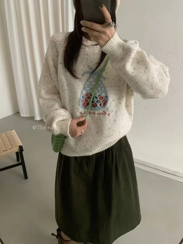 甜美花纱卡通刺绣圆领套头毛衣女