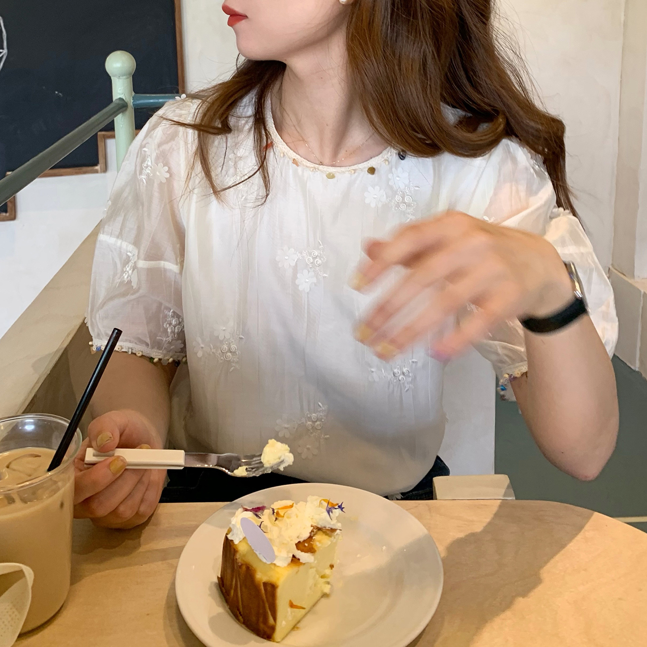 云朵轻盈圆领彩色装饰钩花上衣