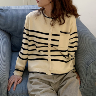 大吹女DCN复古秋冬乖巧文静口袋条纹宽松圆领长袖开衫毛衣外套
