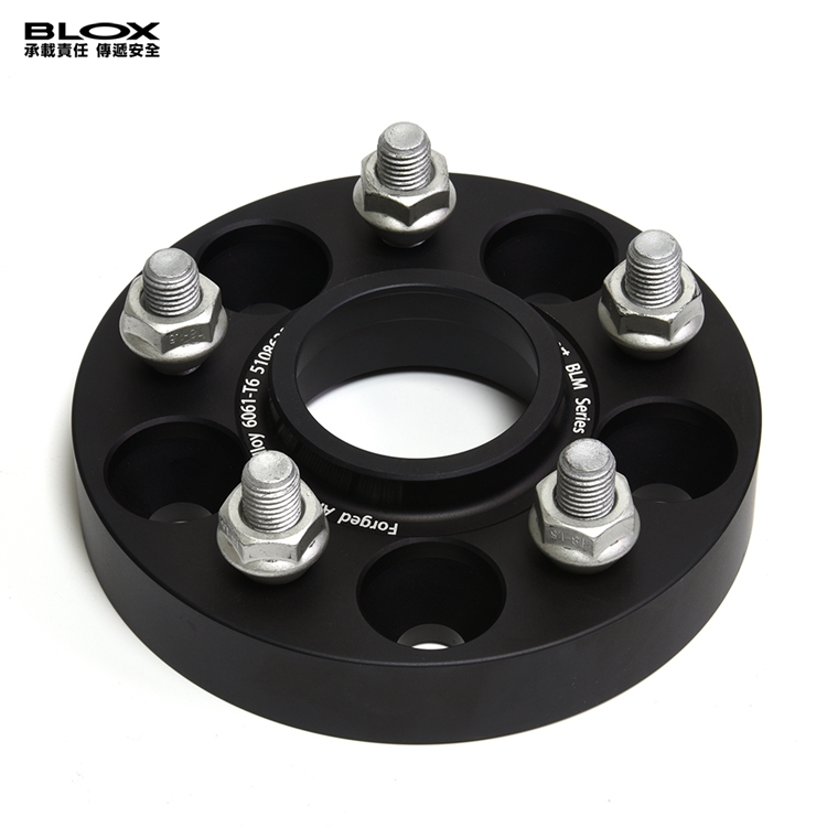 BLOX法兰盘采用锻造铝合金6061并经过T6热处理由精密数控车床加工而成。其优点：高强度、高硬度、耐腐蚀性强，适用于制造产品要求质量和安全性非常高的理想材料。BLOX螺栓达到国际标准10.9级，抗疲劳强度更是达到欧洲100万次测试标准，螺栓螺母通过72小时盐雾测试，6年不生锈（此标价为单片价格）。
