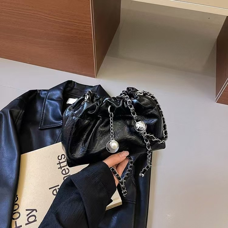 时尚银色女包2025新款洋气链条单肩包斜挎包精致小包超轻薄水桶包
