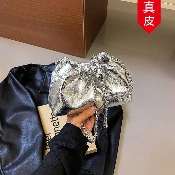 包夏季2026包链条斜女新款挎真皮包单肩云朵高级水桶感挎包银色小