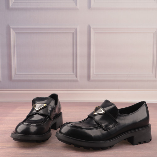 圆头中跟牛皮面羊皮垫乐福鞋