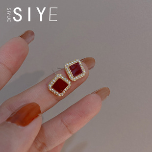 复古高级感酒红色方形几何珍珠耳钉小巧精致耳饰女 法式 SIYUE