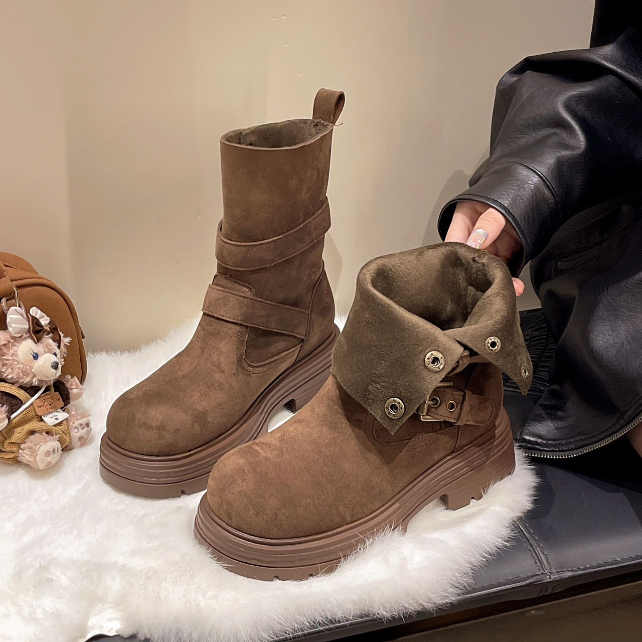 时尚暗黑甜酷软底中筒靴2024年秋冬新款褶皱皮带扣粗跟厚底骑士靴