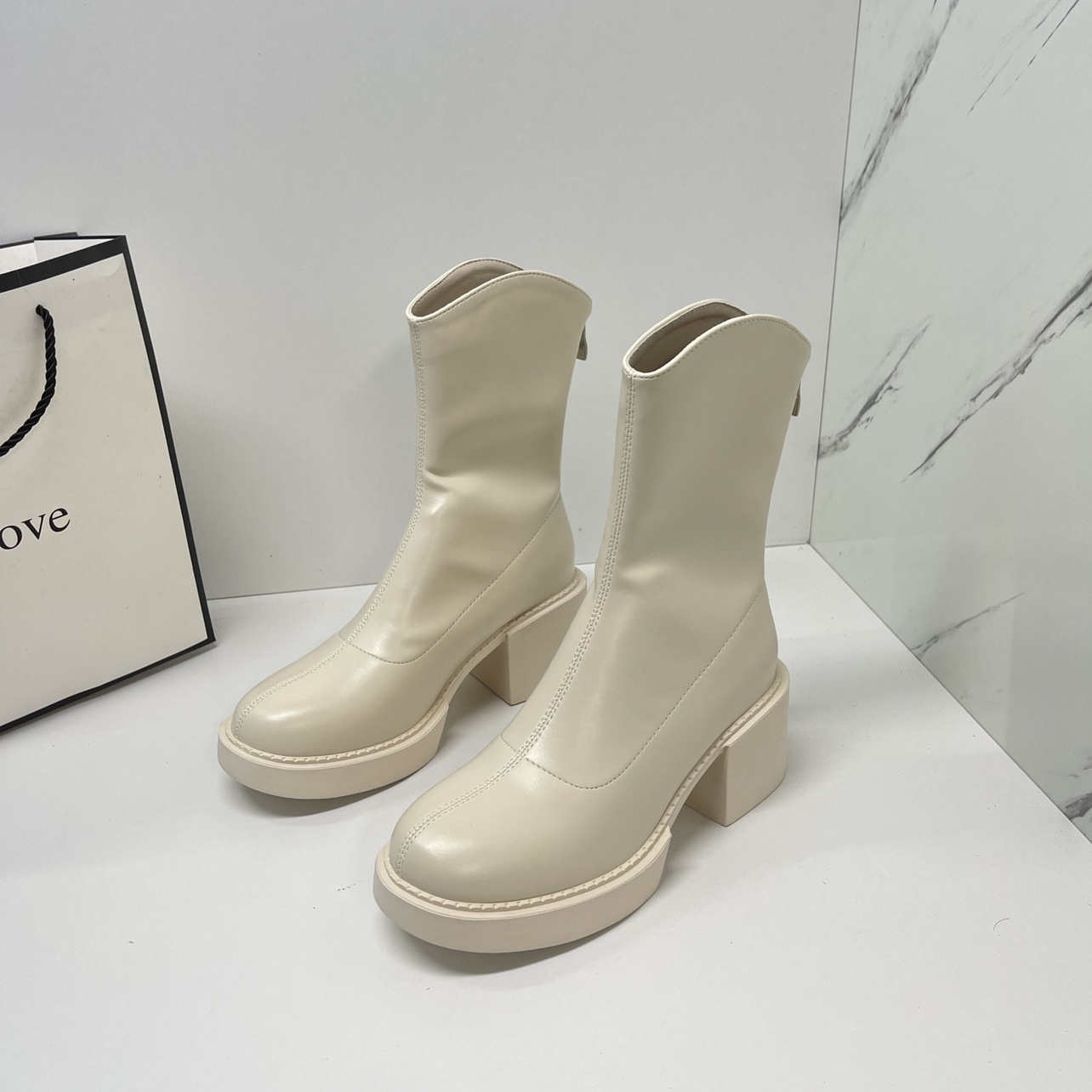 马丁靴女粗跟短筒厚底瘦瘦靴V口