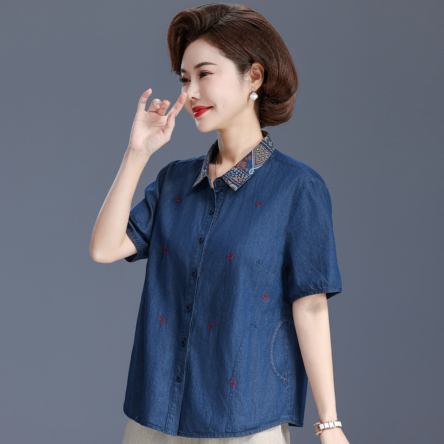 中老年人新款女夏装气质短袖纯棉牛仔衬衣宽松大码服妈妈绣花开衫