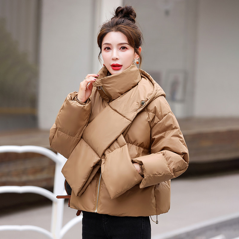 红色围巾领短款羽绒服女2025冬新款小个子时尚加厚保暖白鸭绒外套