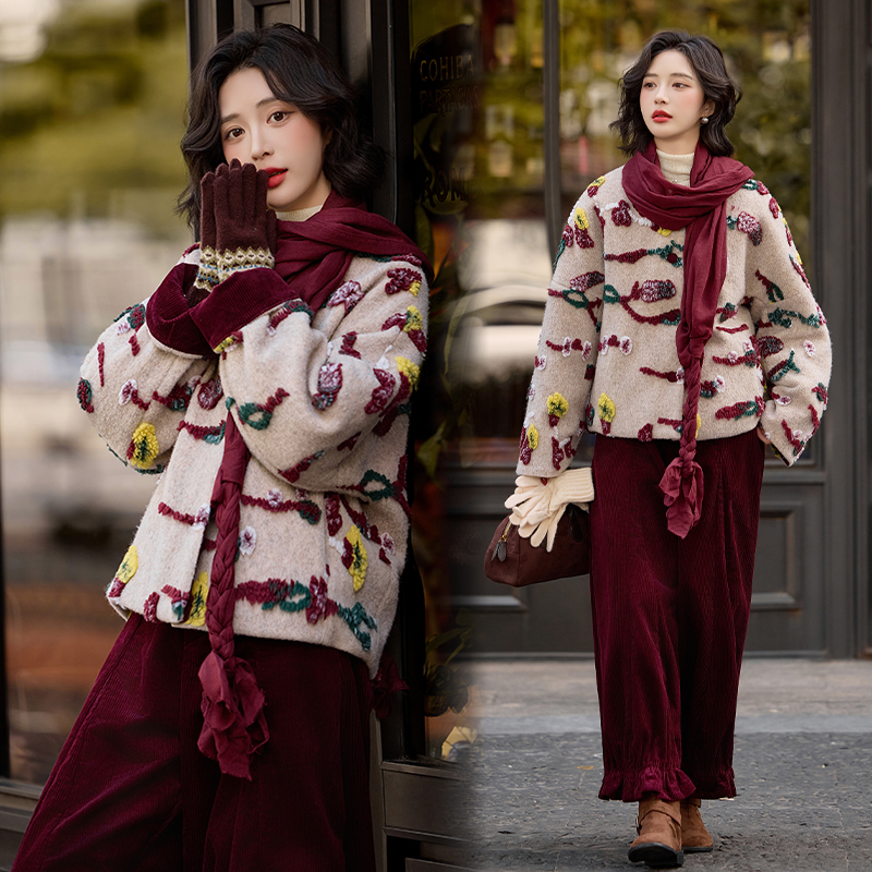 羊毛手工浮雕毛毡工艺羽绒服配围巾灯芯绒裤三件套女