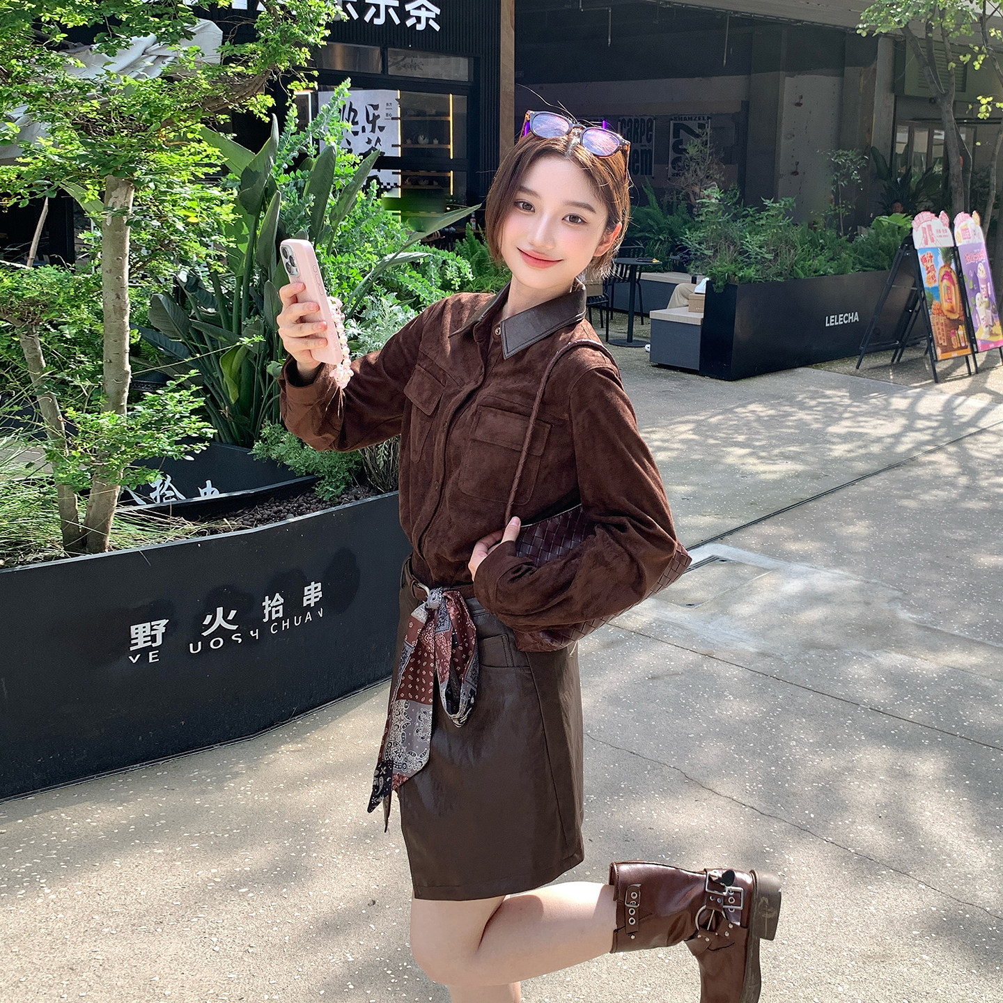 秋季新款上市常规优质精品美拉德棕衬衫配皮裙附赠腰带丝巾
