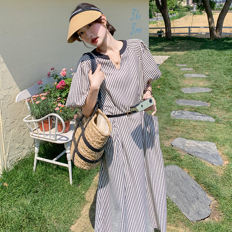 韩系宽松时尚泡泡袖条纹连衣裙女夏季新款设计感洋气领度假长裙