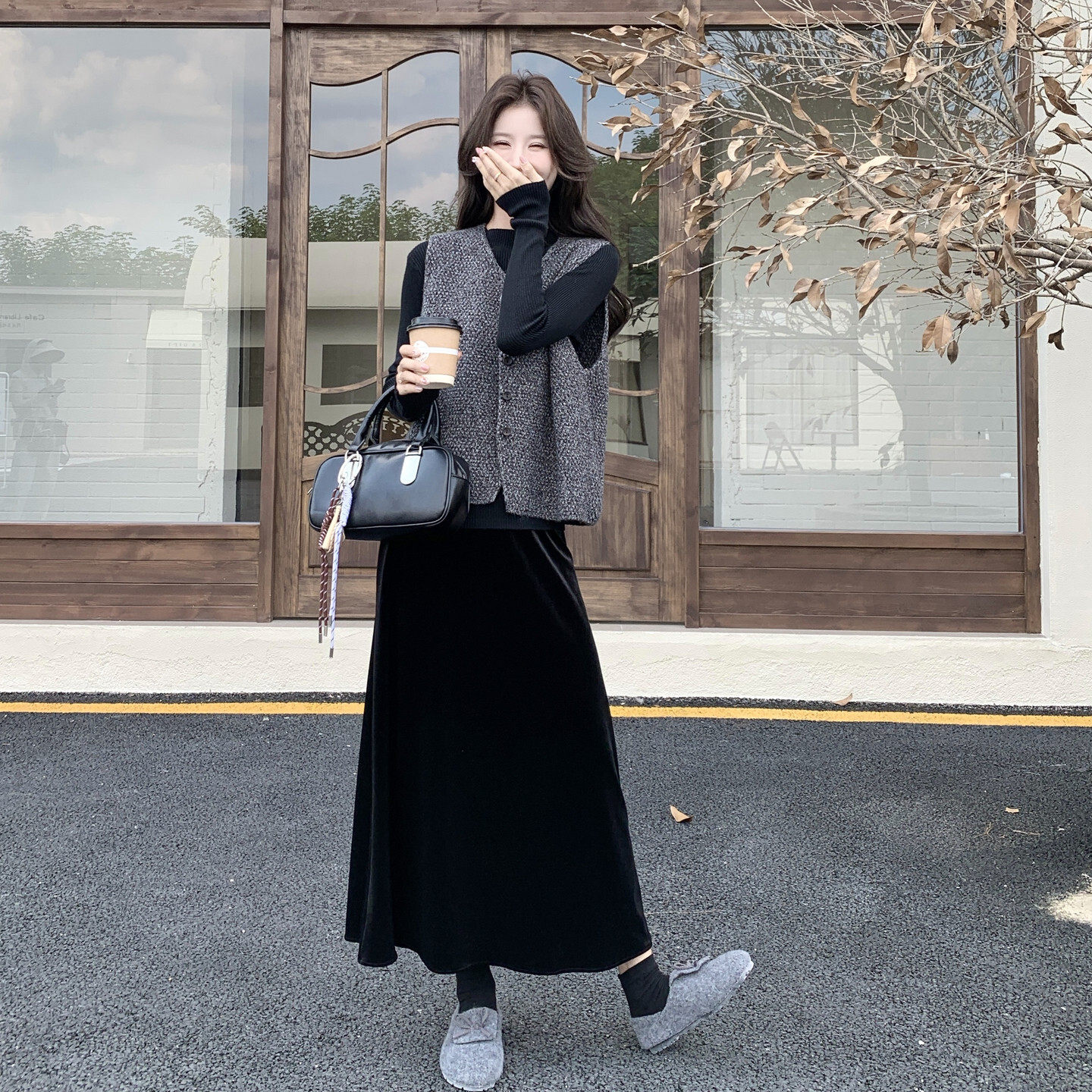 复古新款松弛感穿搭套装灰色小香马甲黑色丝绒半身裙气质两件套
