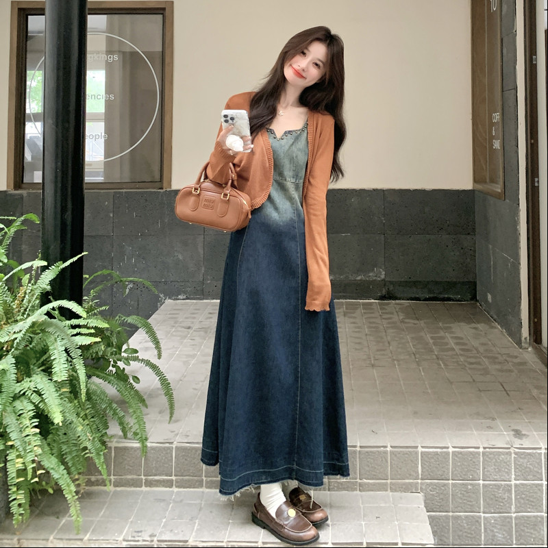 渐变色新款复古牛仔吊带连衣裙套装女秋巨好看针织开衫长裙两件套