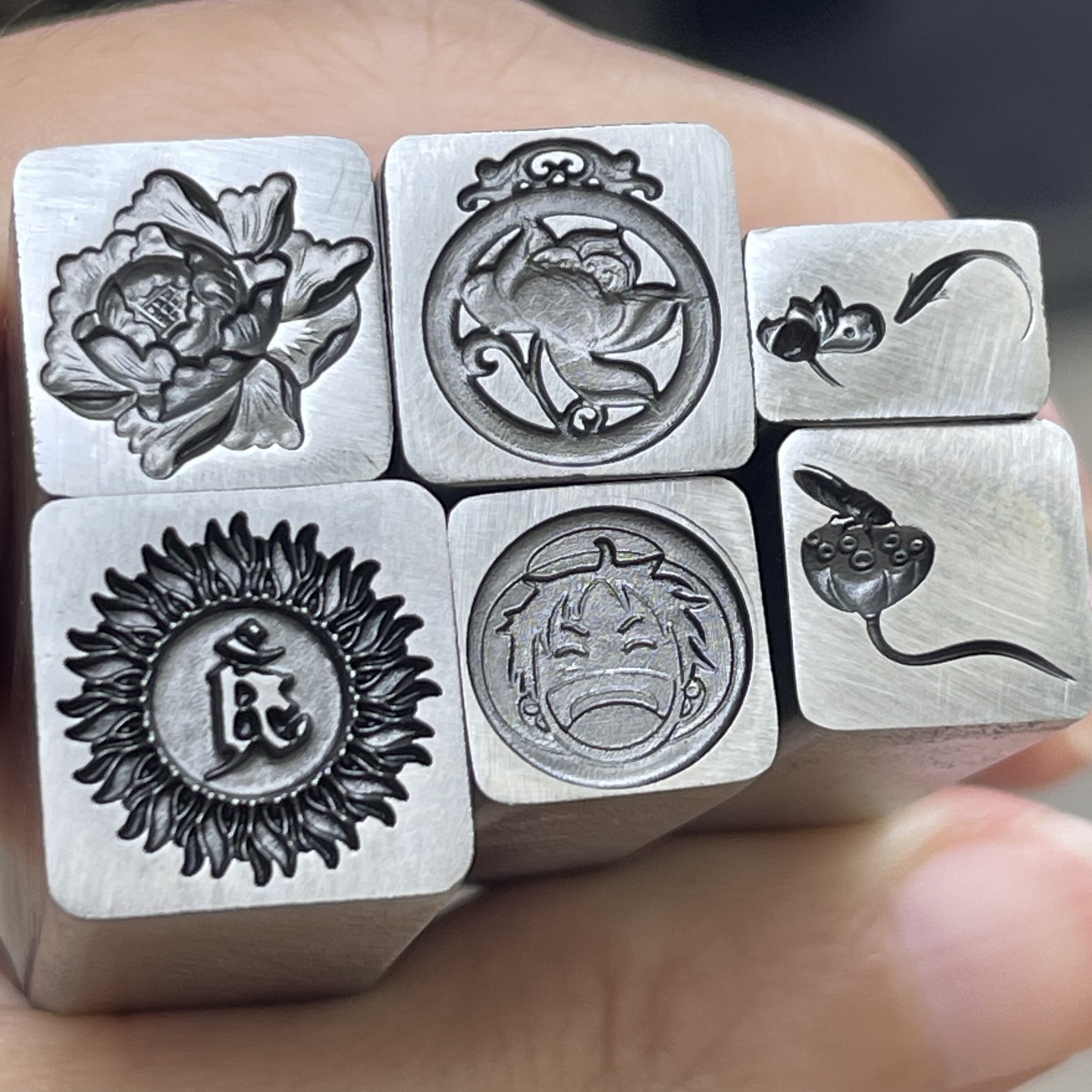 CNC荷花模具荷叶浮雕蜻蜓鲤鱼蝉鸣钢模莲蓬首饰工具荷香蜓韵吊坠