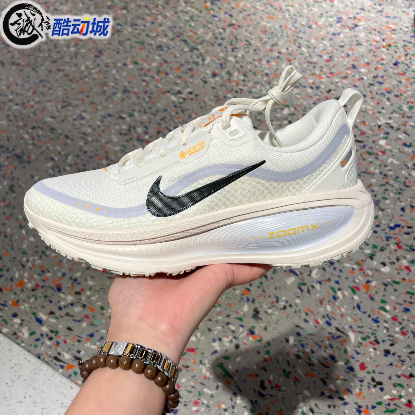 Nike耐克女VOMERO 18 GTX泡棉缓震舒适回弹运动跑步鞋 HQ7002-100