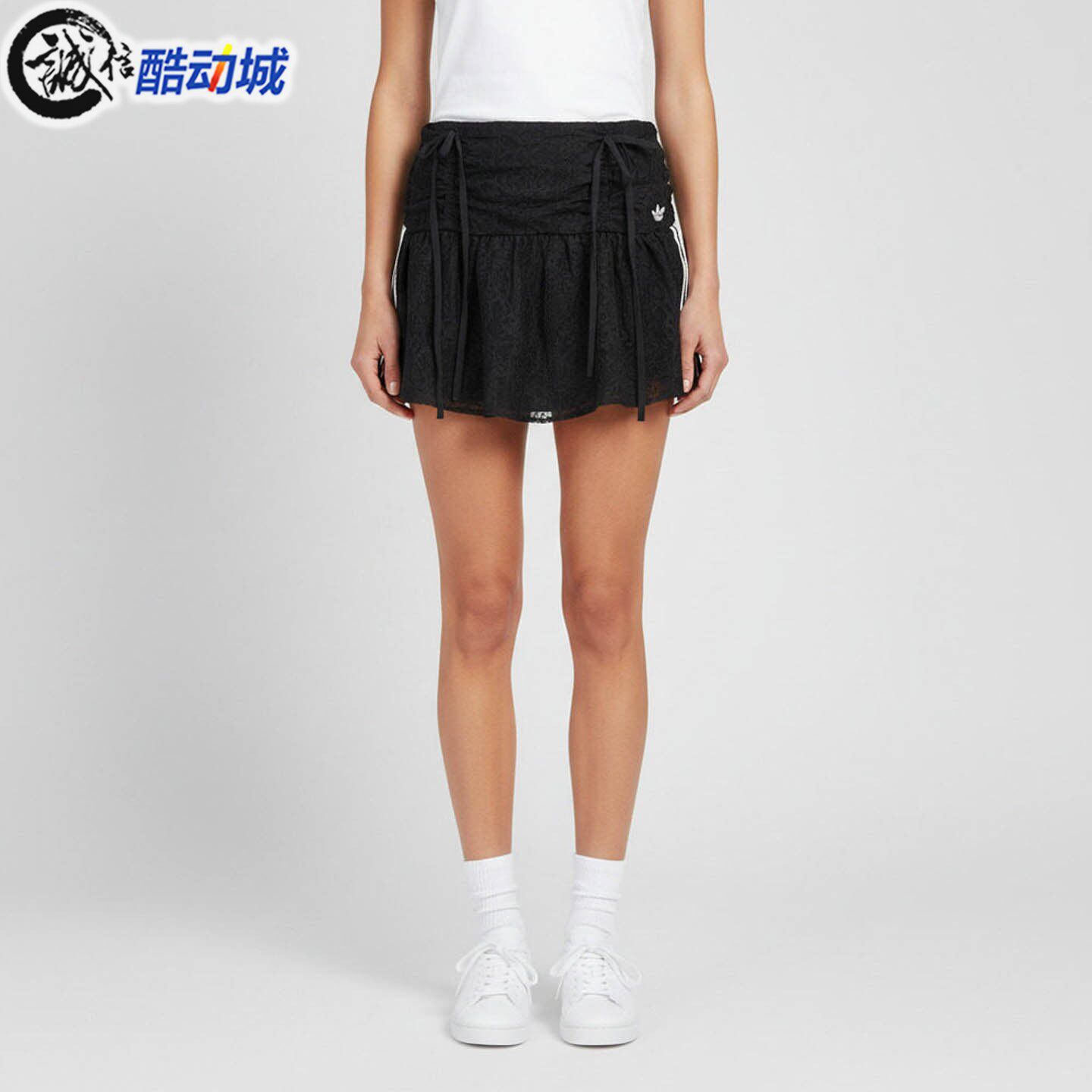 阿迪达斯三叶草女子2026夏新款时尚百搭蕾丝褶皱小黑裙短裙KU4761