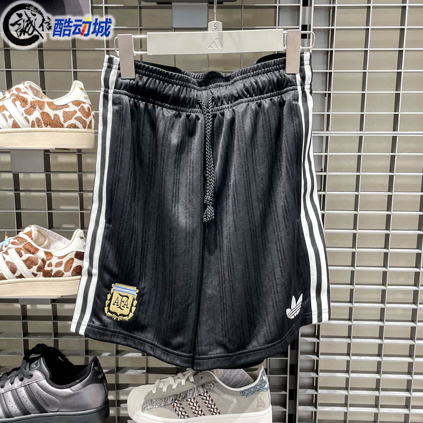 阿迪达斯三叶草男子2026夏新款阿根廷队复古足球风宽松短裤JZ6308