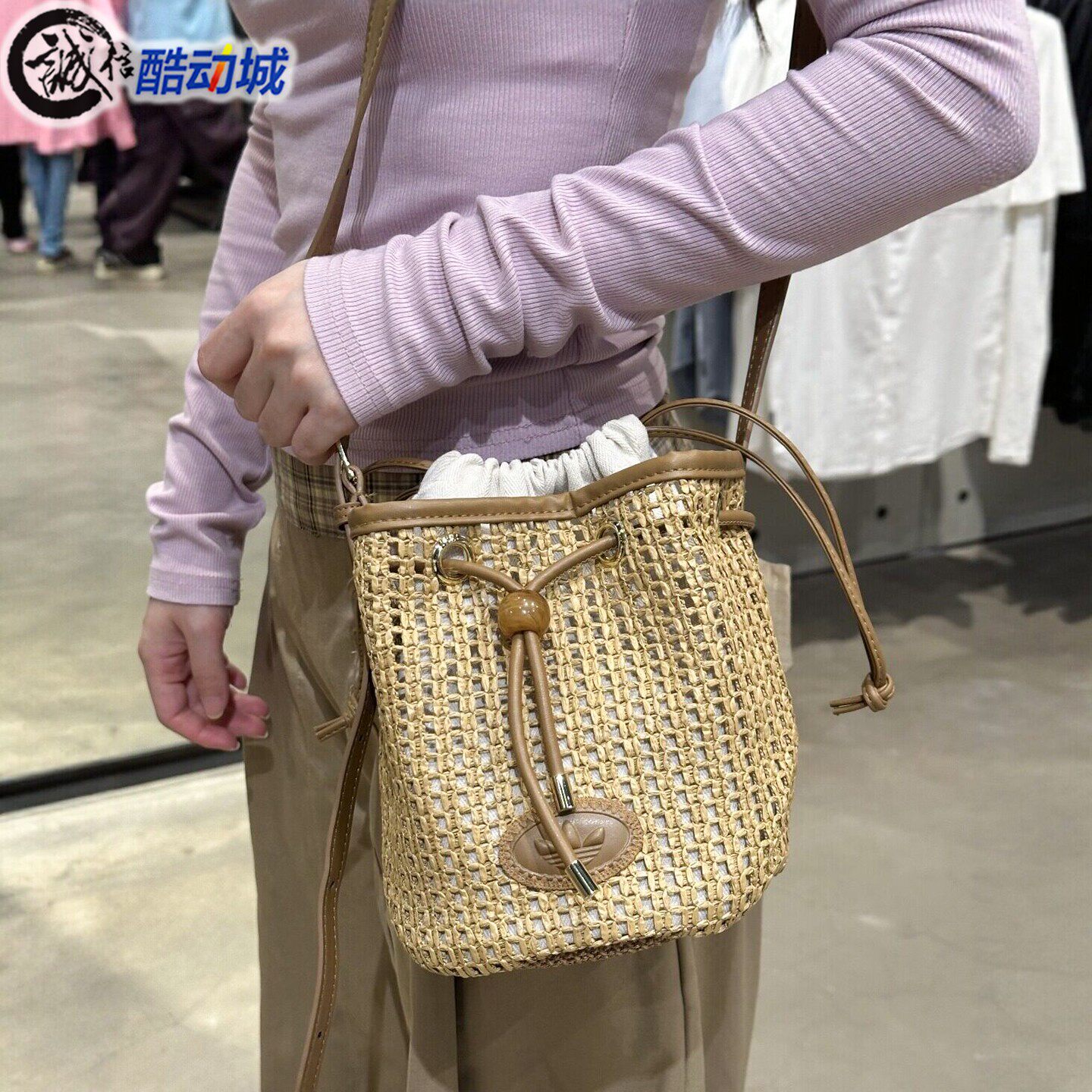 阿迪达斯三叶草女子编织水桶包