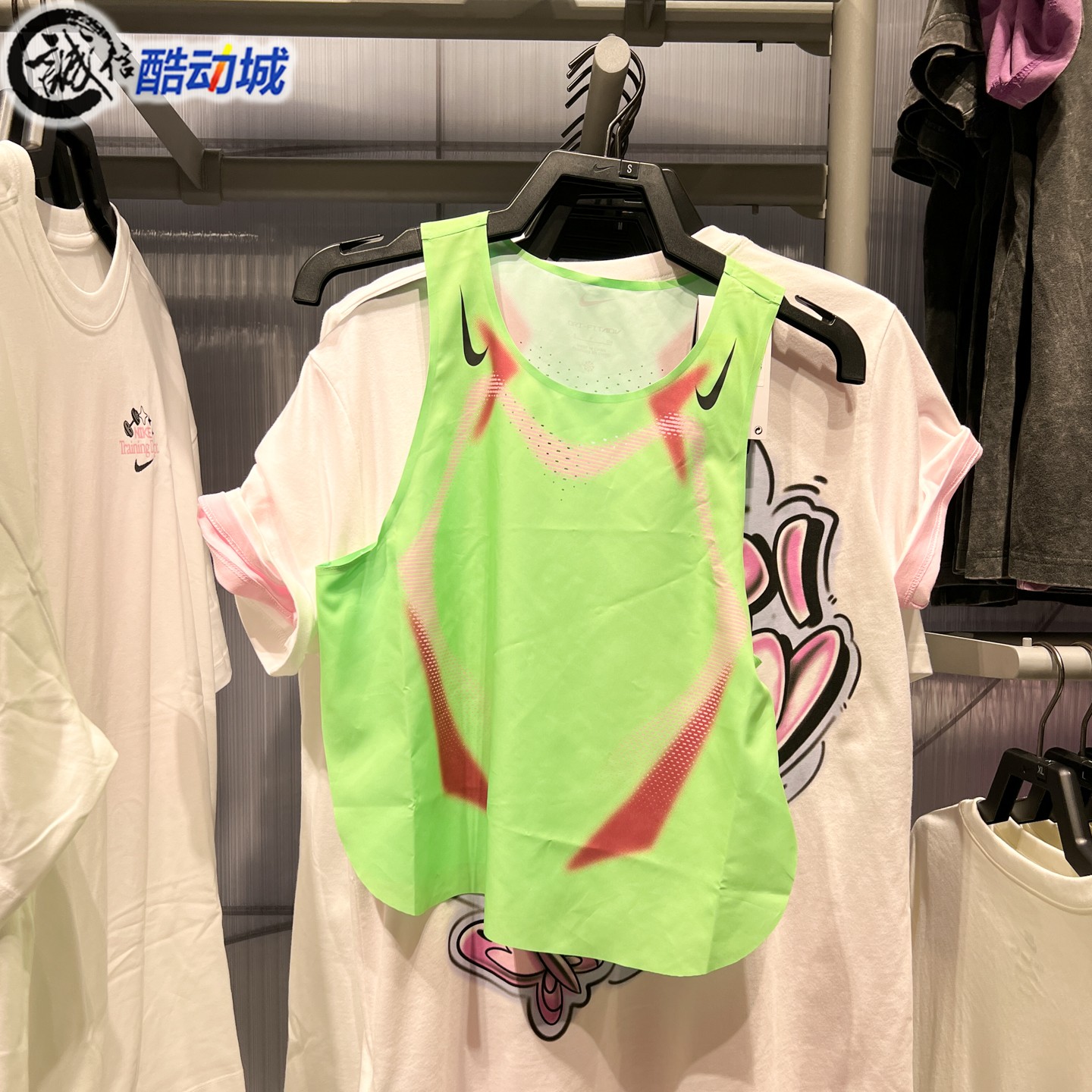 NIKE耐克女装2026秋新款夜跑系列速干修身短款跑步背心IF3650-336