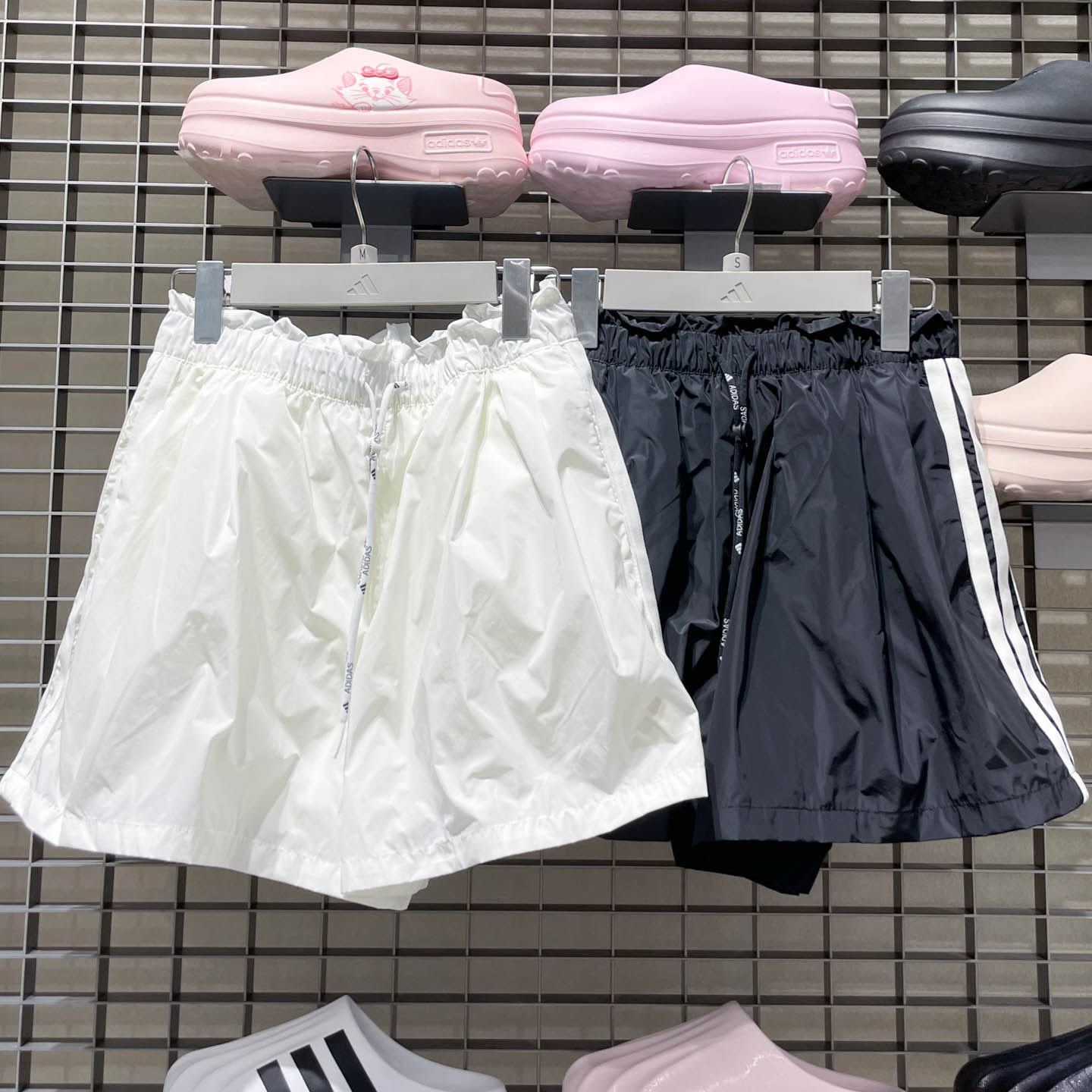 Adidas阿迪达斯女子花苞褶饰时尚百搭宽松运动短裤 KC0019 KC0020