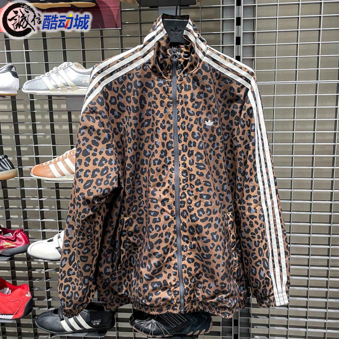 阿迪达斯三叶草女子2025夏季新款豹纹印花运动宽松夹克外套JW7301
