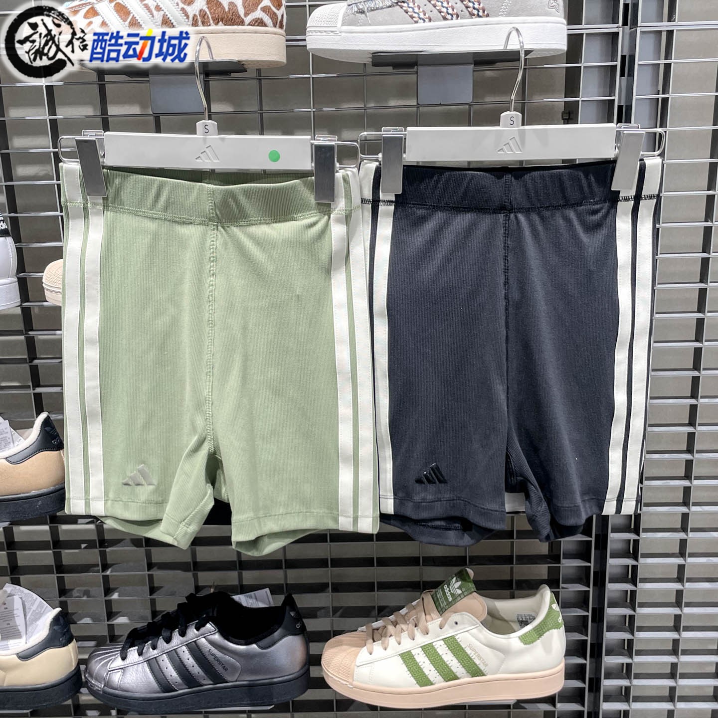 Adidas阿迪达斯女子2026夏季三条纹修身运动休闲短裤KV9233KV9234