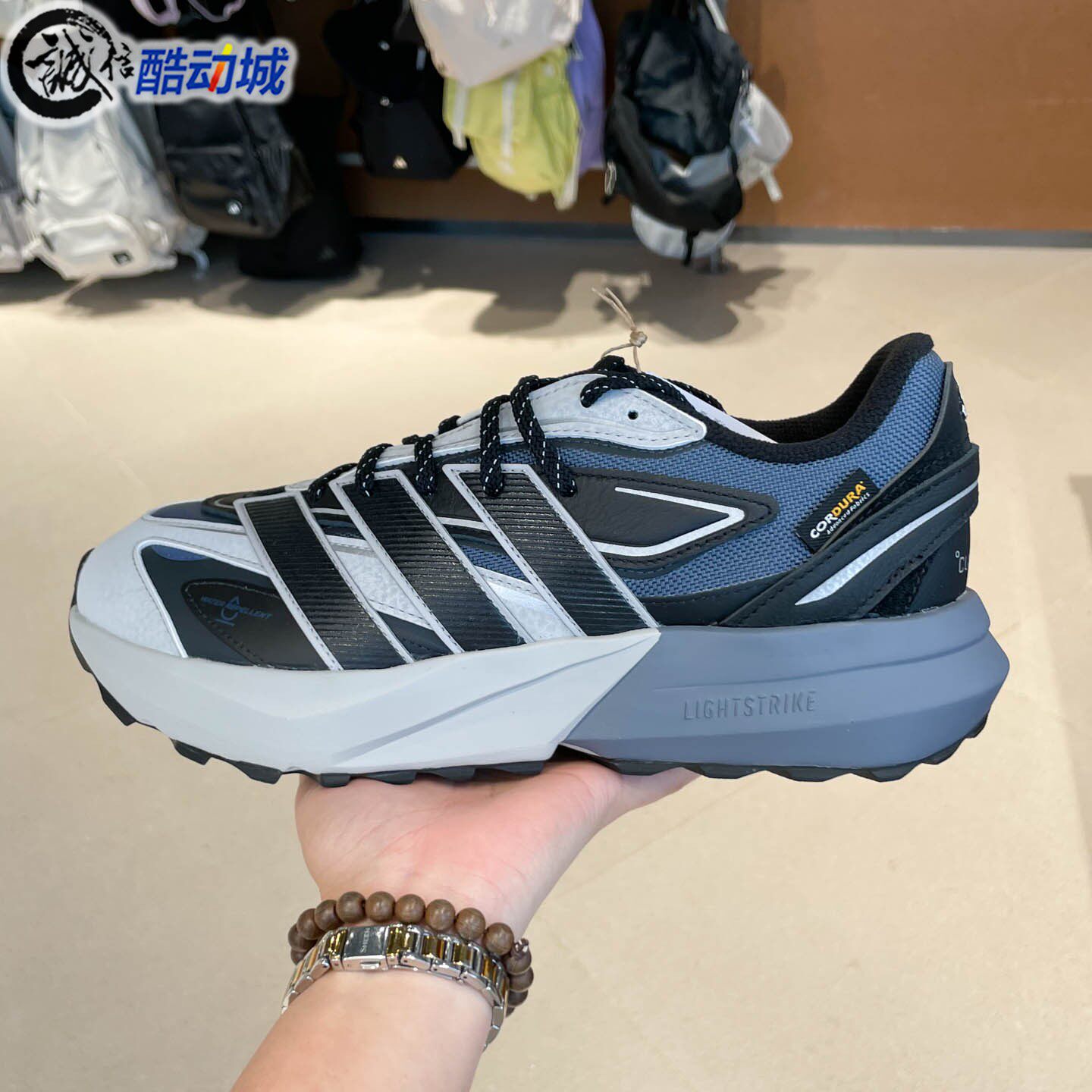 阿迪达斯男子2025冬季新款缓震防泼保暖流光运动休闲跑步鞋JP7773