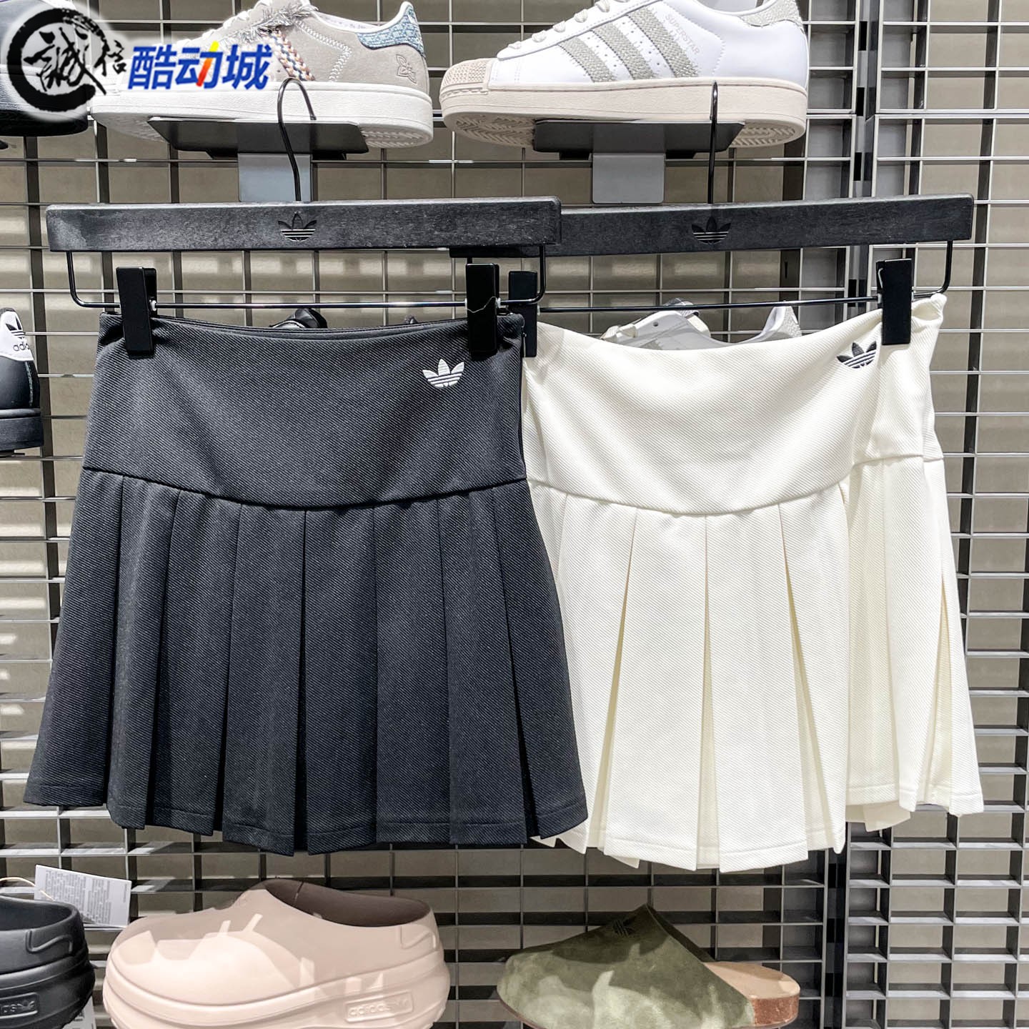 阿迪达斯三叶草女子2026夏季运动休闲短裙经典百褶裙KG8257KG8258