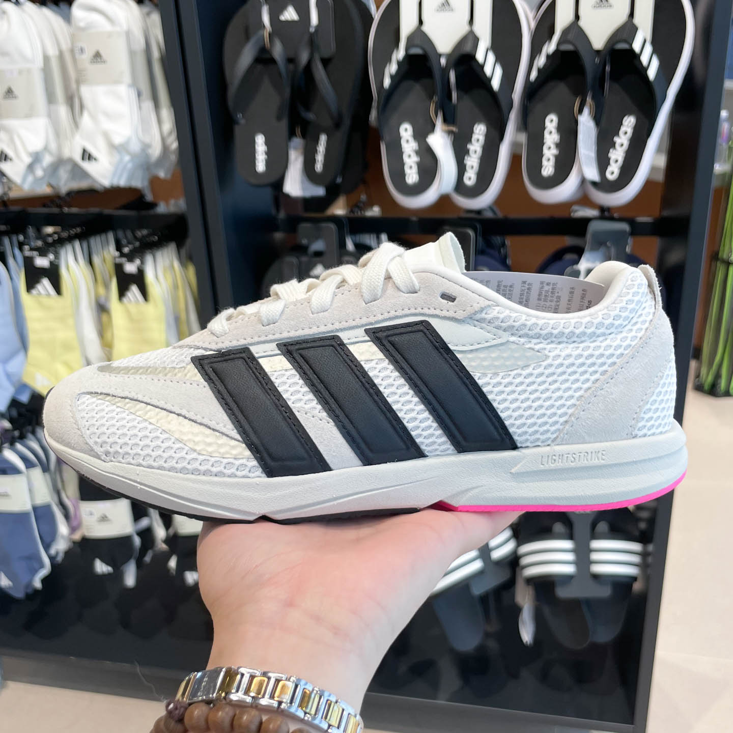 阿迪达斯女子2025新款网眼透气薄底运动休闲跑步鞋 JS3200 JS3199