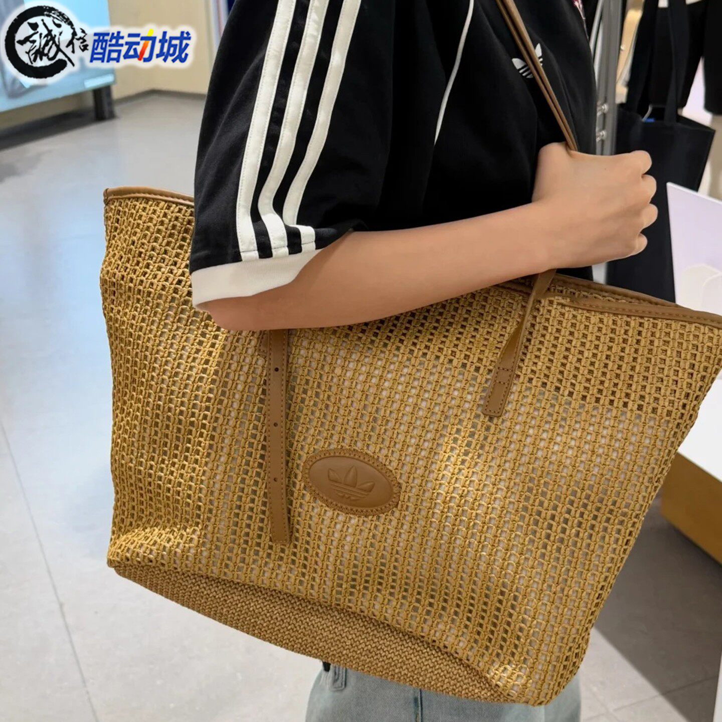 阿迪达斯三叶草女子编织单肩包