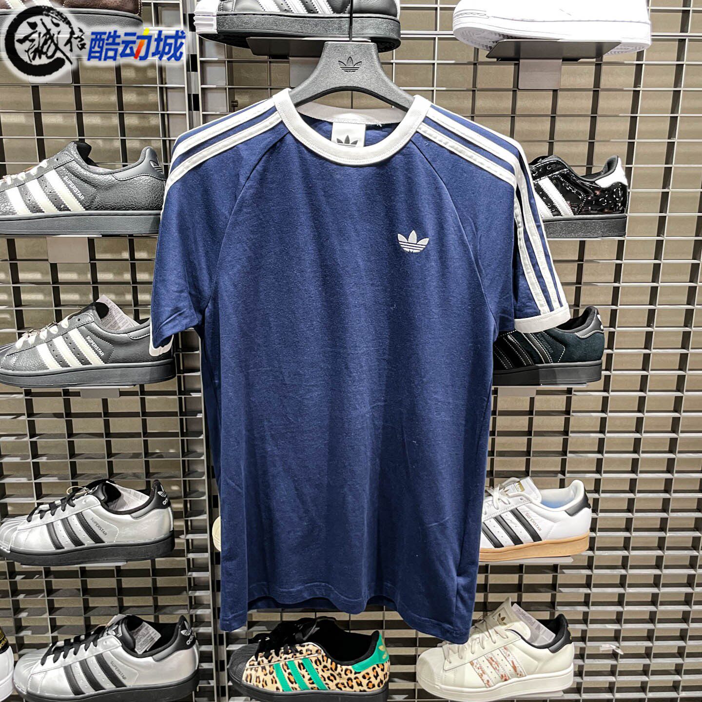 阿迪达斯三叶草男装2026春季新款时尚透气圆领运动短袖T恤 HZ9634