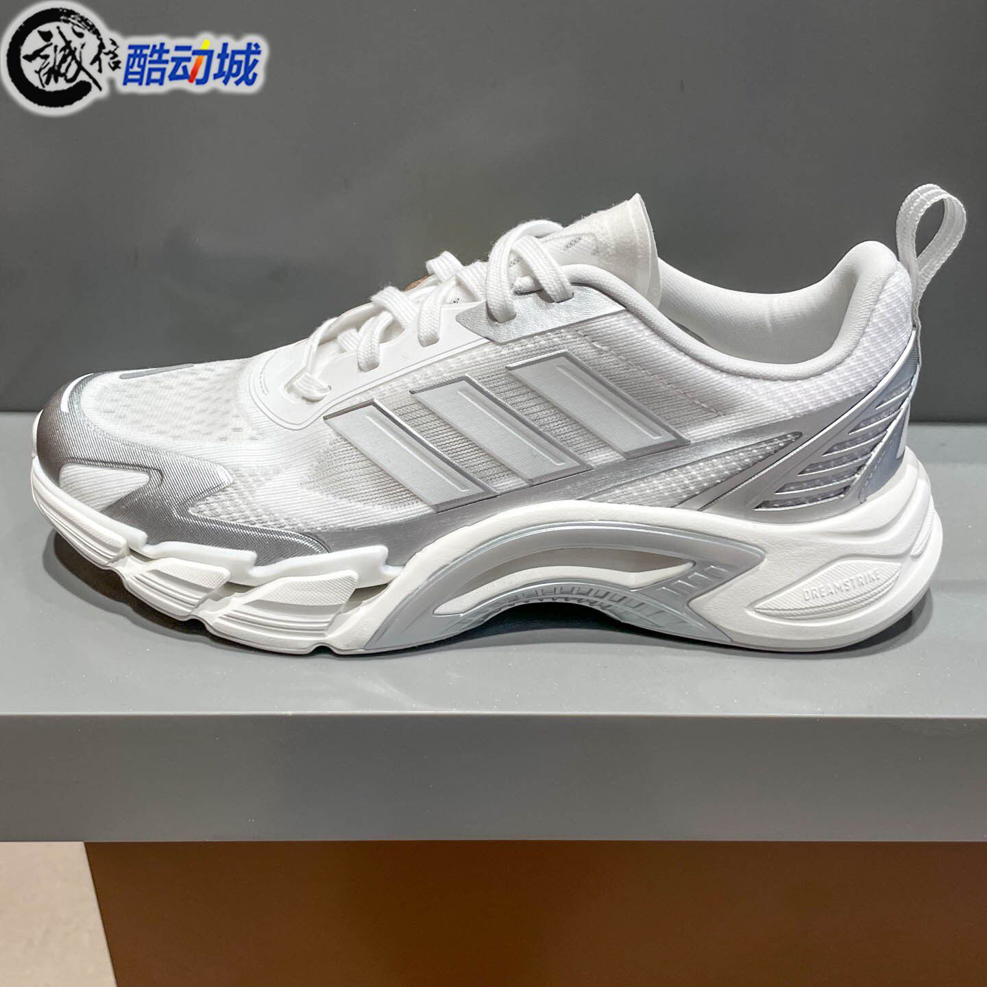 Adidas阿迪达斯男女鞋2026夏季经典百搭透湿排汗缓震跑步鞋KJ1701