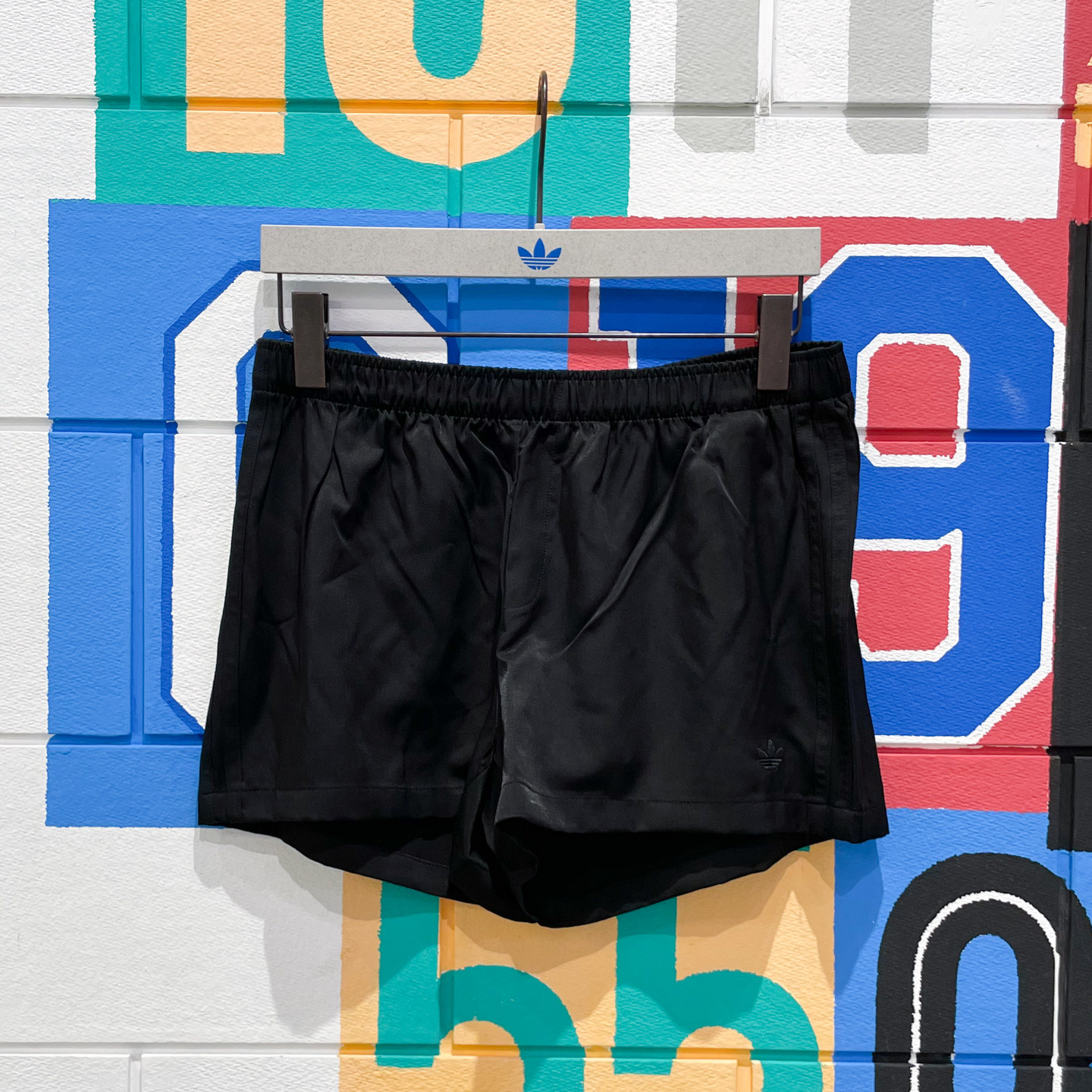 阿迪达斯三叶草女子新款黑色百搭梭织速干舒适运动休闲短裤JC5191