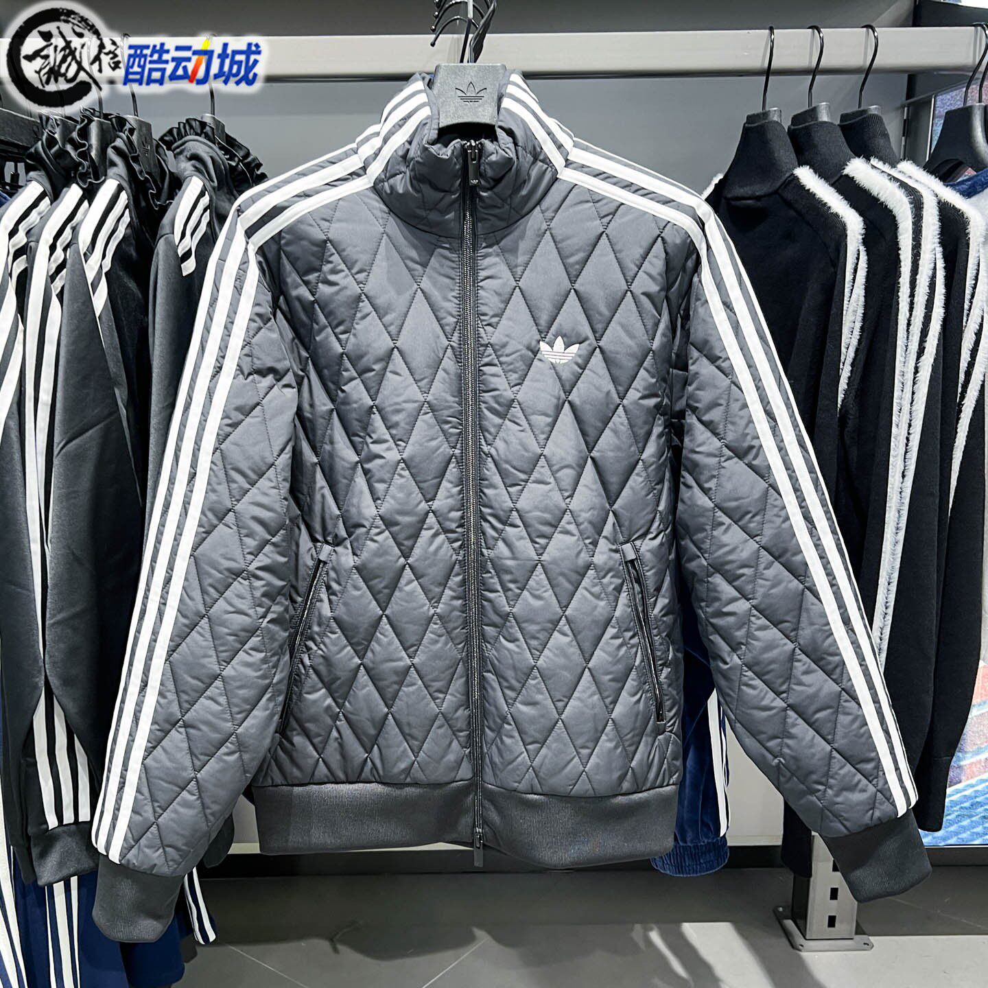阿迪达斯三叶草男女装2026年冬季菱格纹宽松棉服外套LC8183LC8192