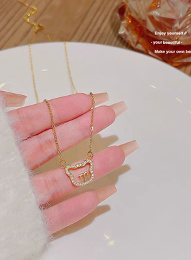 字母小熊吊坠锁骨链女简约设计感满满复古项链装饰性金属质感