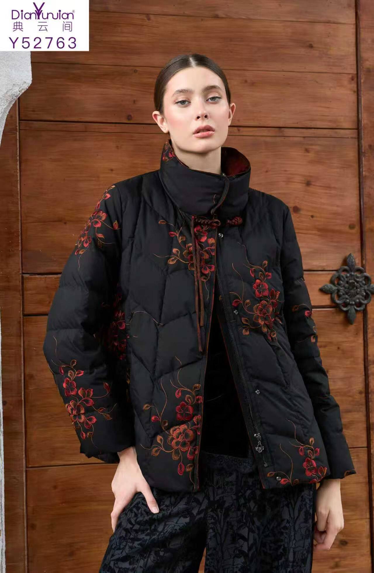 中老年羽绒服2025冬新款中年胖妈妈大码遮肉加厚保暖短款外套