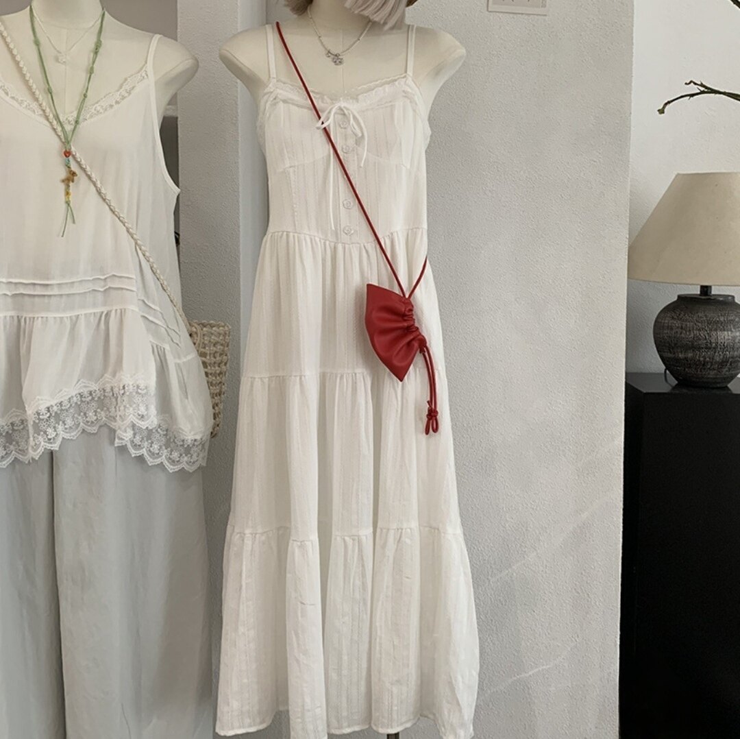 韩系甜美温柔蕾丝拼接白色吊带裙女装高腰显瘦后背打揽松紧连衣裙